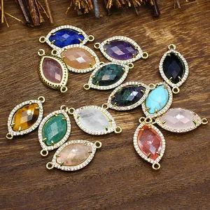 Dettaglio di pendenti in pietra naturale a forma di marquise con bordo micro pave