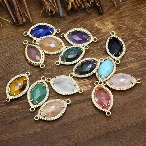 Vista dettagliata di pendenti in pietra naturale a marquise con bordi in micro-pavé scintillanti