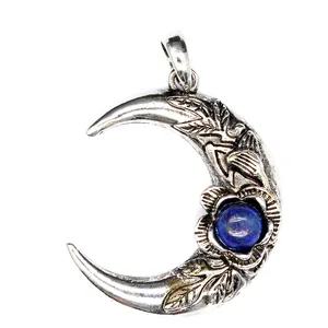 Detalle del colgante de luna creciente plateado vintage con piedra azul de lapislázuli