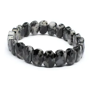 Gros plan d'un bracelet en pierre naturelle marbrée noire et grise de 11x16mm.