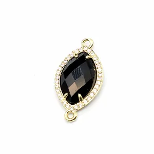 Vista dettagliata del connettore in cristallo nero marquise con montatura micro-pavé oro