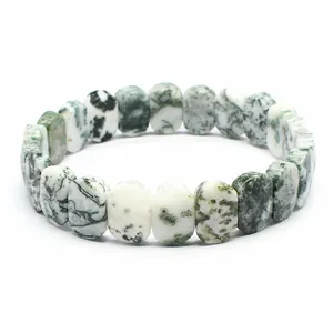 Détail d'un bracelet en agate mousse naturelle à perles rectangulaires facettées.