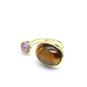Gros plan d'une bague vintage avec œil de tigre et cristal violet