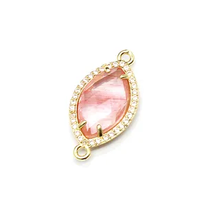 Vista dettagliata del connettore in pietra rosa marquise con bordo in micro-pavé