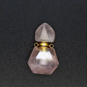 Dettaglio di un ciondolo boccetta in quarzo rosa sfaccettato con finiture dorate