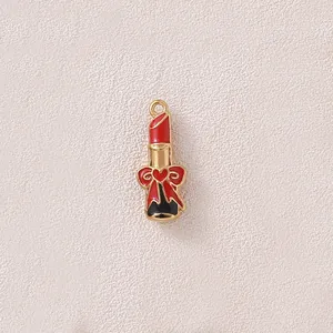 Detail eines Lippenstift-Anhängers aus vergoldetem Edelstahl mit roter Emaille für DIY-Schmuck.