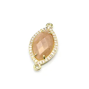 Primo piano di un ciondolo in pietra naturale marquise con micro-pavé per gioielli fai-da-te
