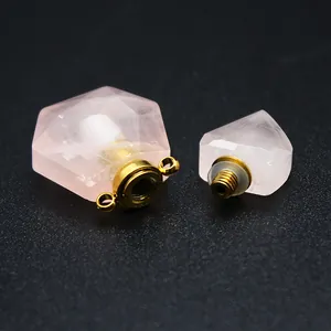 Dettaglio di un ciondolo boccetta per oli essenziali in quarzo rosa sfaccettato con tappo oro.