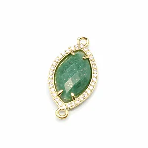 Vista dettagliata di un connettore marquise dorato con pietra naturale verde e micro zirconi.