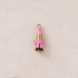 Detaillierte Makroansicht eines rosa Lippenstift-Emaille-Anhängers mit Goldbeschichtung