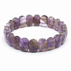 Gros plan d'un bracelet en cristal naturel facetté de 11x16mm aux reflets violets.