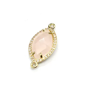 Dettaglio di un connettore con pietra marquise rosa placcata oro per gioielli fai-da-te