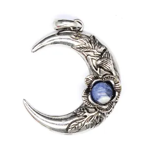 Detalle de colgante de luna plateada retro con incrustación de piedra azul