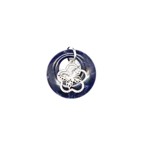 Détail d'un pendentif disque pi en sodalite bleue avec breloque papillon argent