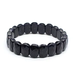 Détail d'un bracelet en pierre bleue facettée avec des effets d'étoiles scintillantes