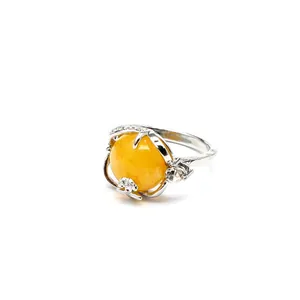 Détail d'une bague en pierre naturelle jaune avec motif floral serti