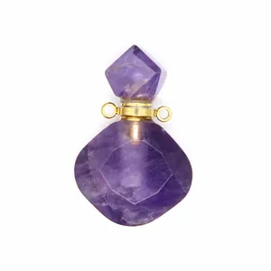 Close-up van amethist kristallen etherische olie fles hanger met ruitvormig ontwerp