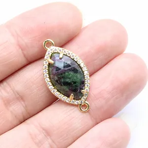 Dettaglio macro di un ciondolo marquise in pietra naturale con micro-pave di cristalli