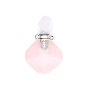 Close-up van een roze natuurstenen ruitvormige diffuserhanger voor essentiële oliën