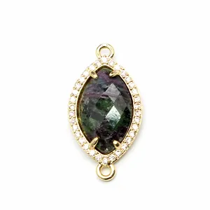 Vista macro dettagliata del connettore in pietra naturale marquise con pavé CZ per gioielli DIY