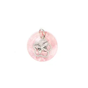 Détail en gros plan d'un pendentif en agate rose avec un motif papillon en argent