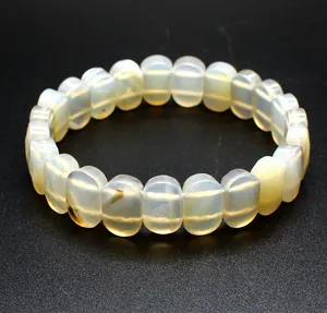 Gros plan sur les perles d'agate blanche naturelle facettées d'un bracelet de luxe