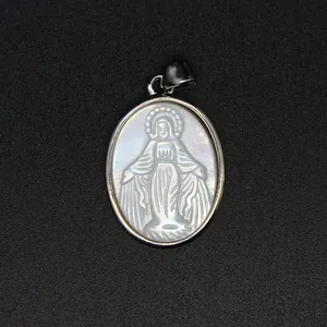 Detailansicht eines Madonna-Anhängers aus schillerndem weißem Perlmutt mit Gravur