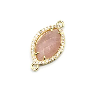 Dettaglio macro del connettore in pietra rosa marquise con micro-pavé di zirconi