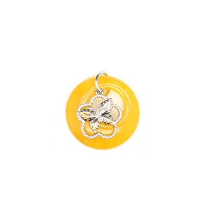 Vue détaillée d'un pendentif Ping An Kou en agate jaune avec charme papillon