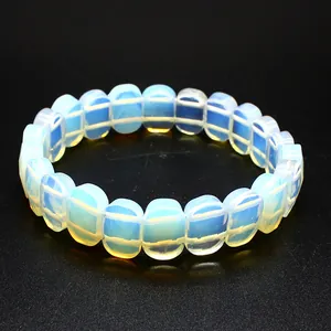 Vue détaillée des perles d'opalite facettées 11x16mm sur un bracelet élastique