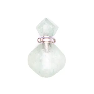Detail van een ruitvormige amazonietsteen etherische oliefles hanger met zilveren ringen