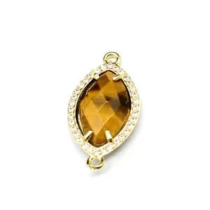 Dettaglio del ciondolo connettore occhio di tigre marquise con zirconi micro-pavé.