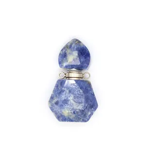 Dettaglio del ciondolo a boccetta per oli essenziali in cristallo di sodalite sfaccettato.