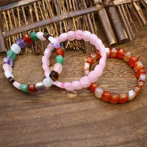 Détail rapproché de bracelets en pierres naturelles facettées avec perles de quartz