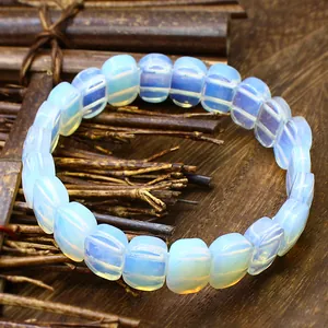 Vue rapprochée d'un bracelet en opaline facettée avec une translucidité bleu laiteux