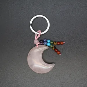 Detailansicht eines Mond-Schlüsselanhängers aus Rosenquarz mit bunten Chakra-Perlen
