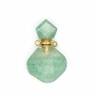 Detail van een groene natuurstenen etherische olie fles hanger met gouden metalen dop