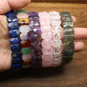 Gros plan de divers bracelets en pierre naturelle facettée, quartz rose et aventurine.