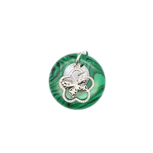 Détail d'un pendentif en malachite verte avec un motif délicat de papillon en argent.
