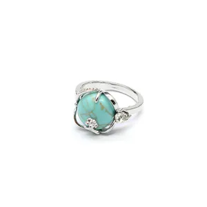 Vue détaillée de la pierre turquoise et de la fleur en cristal sur la bague
