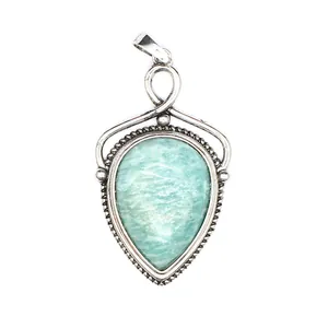 Primer plano de un colgante de piedra natural verde con forma de gota estilo vintage