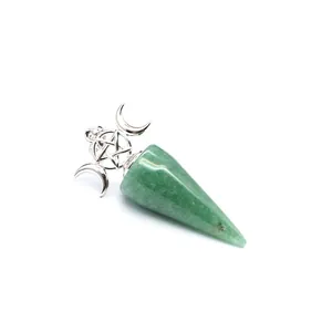 Detailansicht eines grünen Naturstein-Pendels mit silbernen Stern- und Mondmotiven