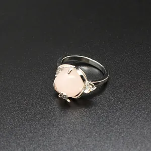 Vue détaillée d'une bague en pierre rose naturelle avec des accents de fleurs