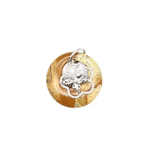 Vue détaillée d'un pendentif Pingan Kou en pierre naturelle avec une breloque papillon