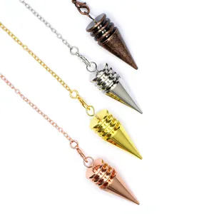 Detailopname van vier verschillende kleuren afneembare metalen pendels met fijne kettingen