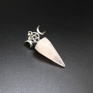 Nahaufnahme des Rosenquarz-Pendels mit Pentagramm- und Mondsymbol-Detail