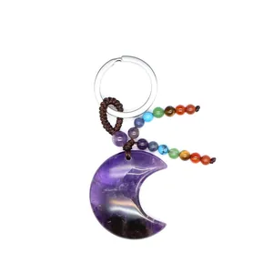 Detailansicht eines Amethyst-Mond-Schlüsselanhängers mit bunten Chakra-Perlenquasten