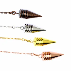 Set van vier metalen wichelroede pendels in diverse kleuren met bijpassende ketting