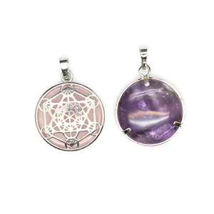 Macrodetail van natuurlijke amethist en roze kristallen hangers met hol ontwerp