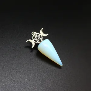 Nahaufnahme des Opal-Kegel-Pendels mit Stern- und Mond-Pentagramm-Fassung